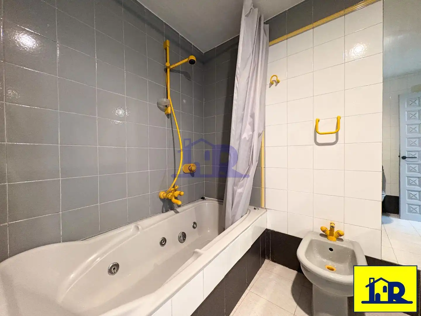 Bathroom of Duplexes for sale in Cuenca  with Heating