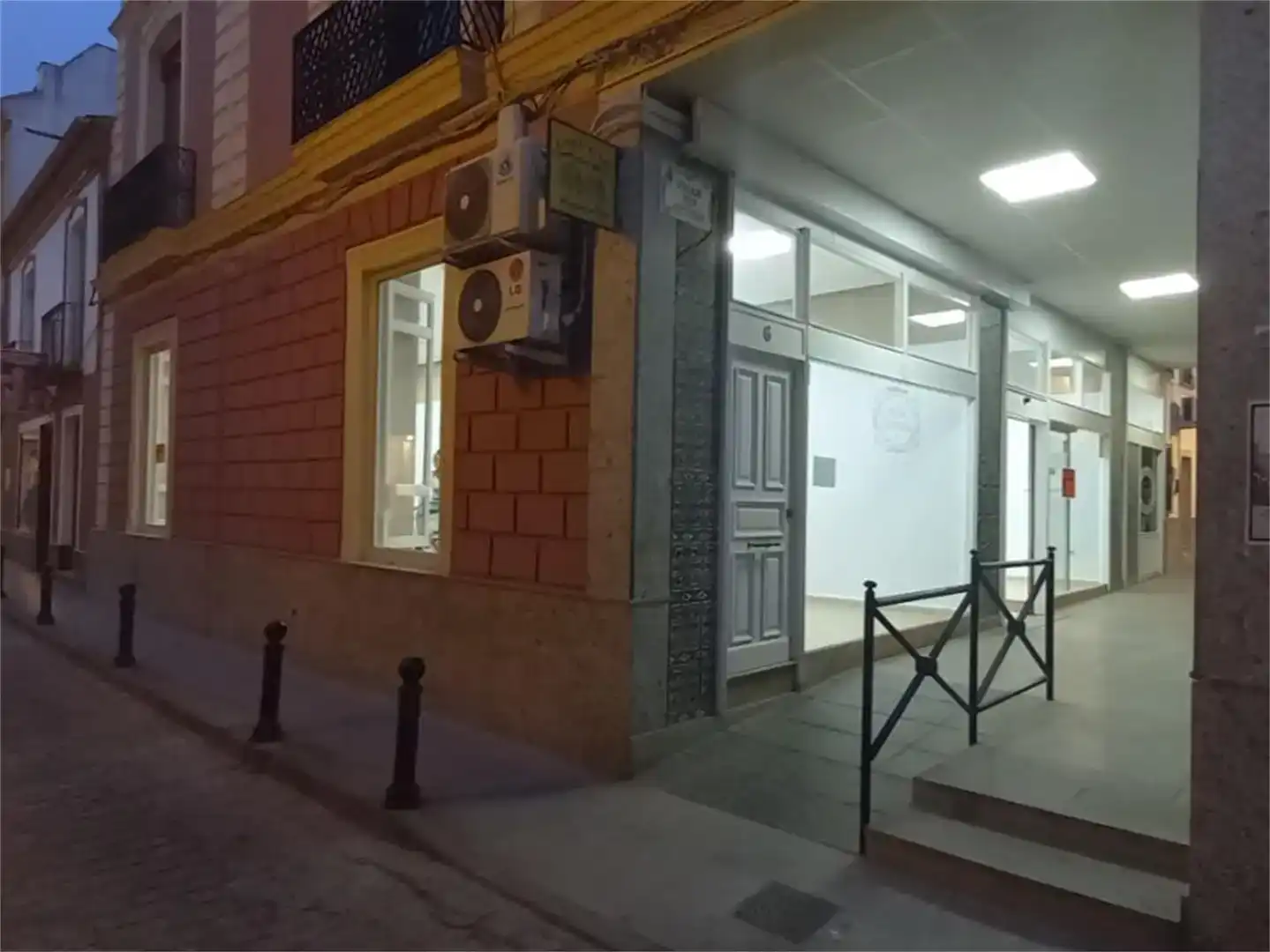 Commercial properties for rent in Marmolejo  with Air Conditioner