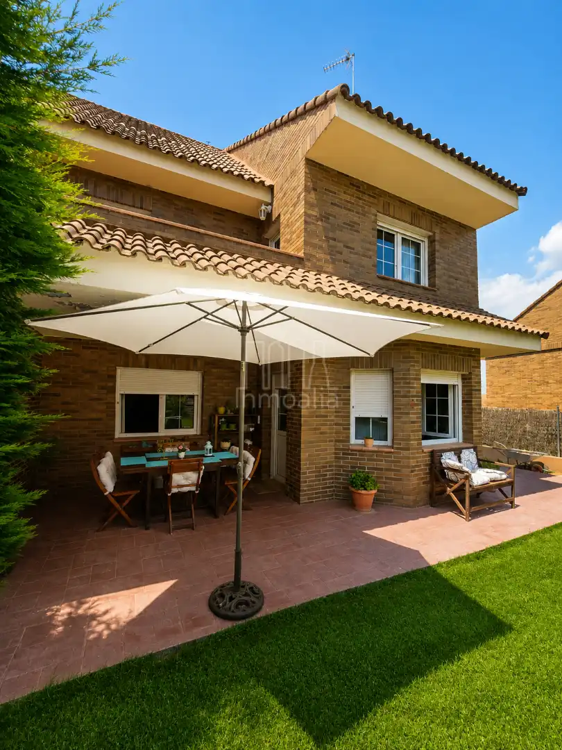 Terrassa de Casa adosada en venda en Collado Villalba amb Aire condicionat, Calefacció i Jardí privat