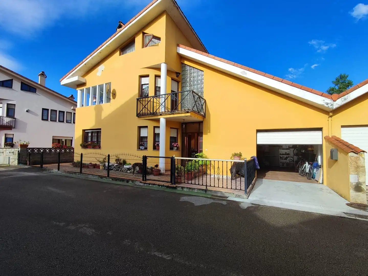 Vista exterior de Casa adosada en venta en Castañeda con Calefacción, Jardín privado y Terraza