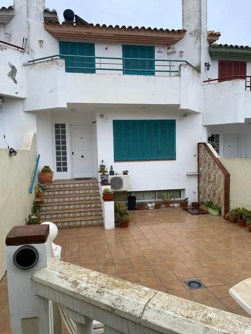 Vista exterior de Casa adosada en venta en La Línea de la Concepción con Piscina comunitaria