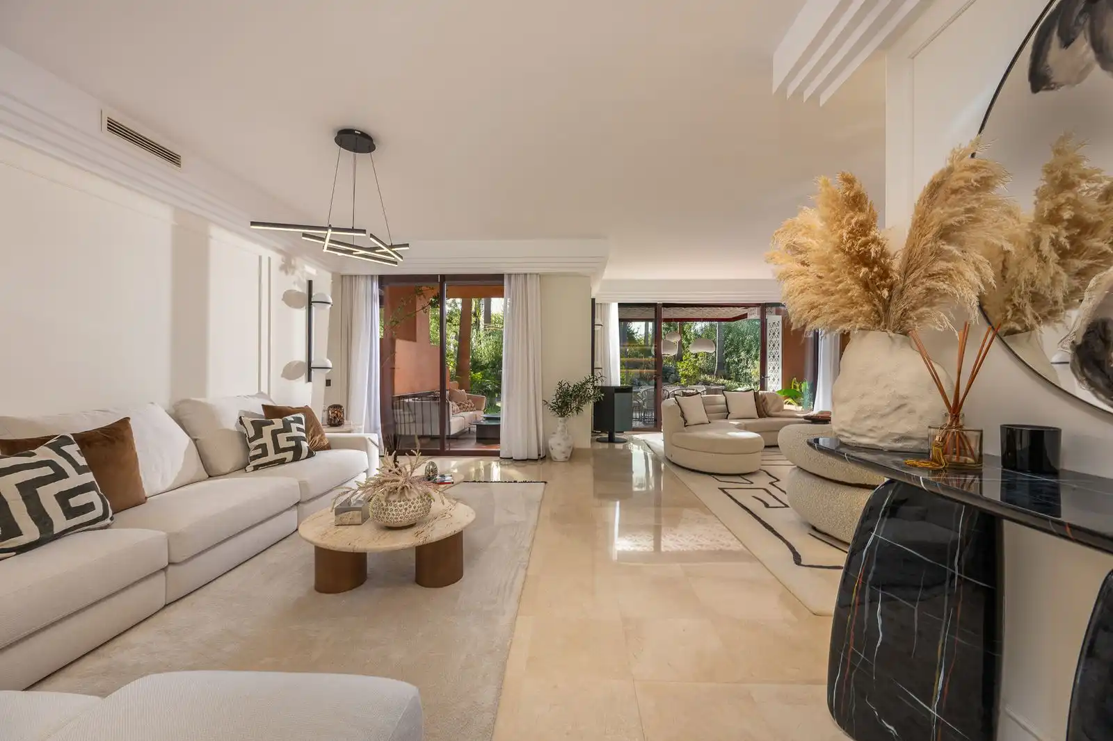 Sala d'estar de Apartament en venda en Marbella amb Aire condicionat, Terrassa i Traster