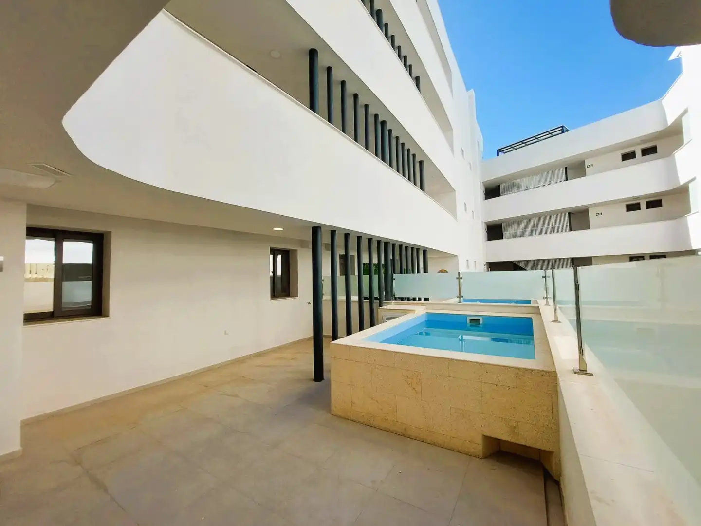 Piscina de Pis en venda en Estepona amb Aire condicionat, Calefacció i Terrassa