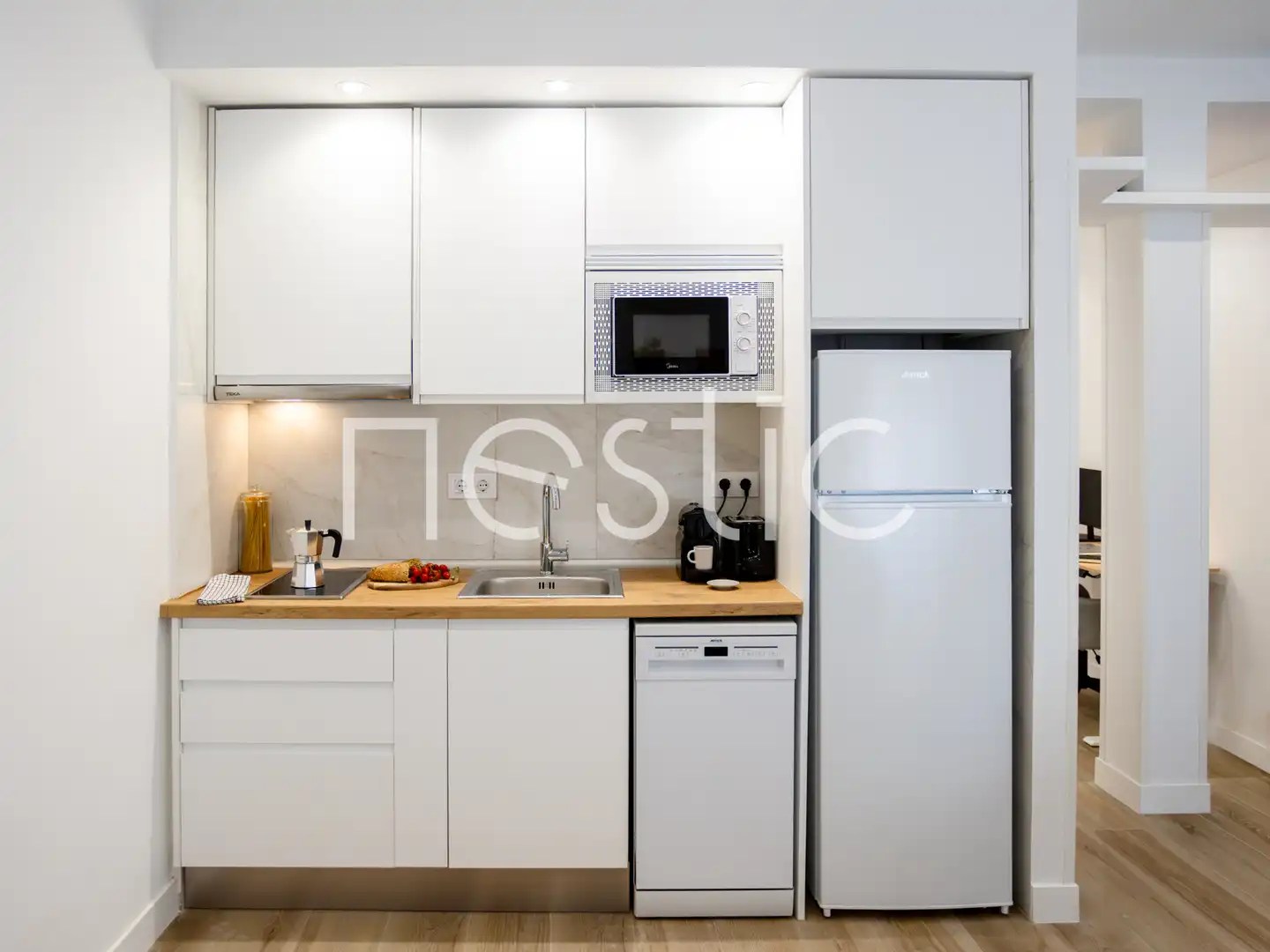 Cuina de Apartament de lloguer en Madrid amb Aire condicionat, Calefacció i Moblat