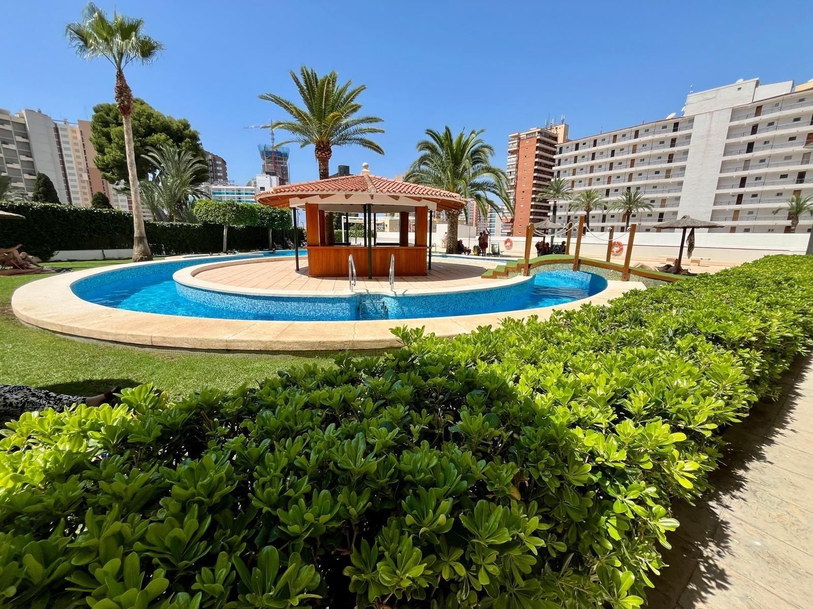 Piscina de Apartament en venda en Benidorm amb Aire condicionat, Calefacció i Jardí privat