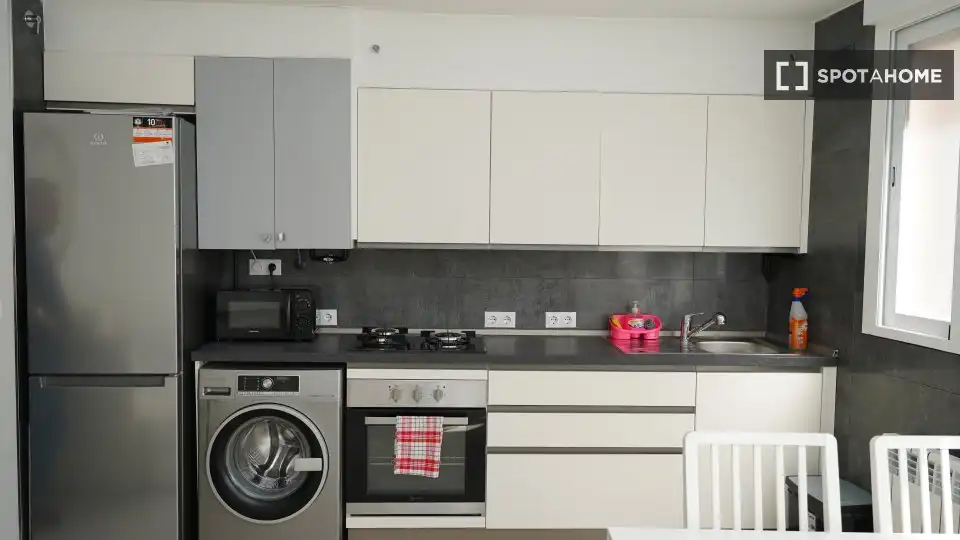 Cuina de Apartament per a compartir en Madrid amb Aire condicionat, Calefacció i Terrassa