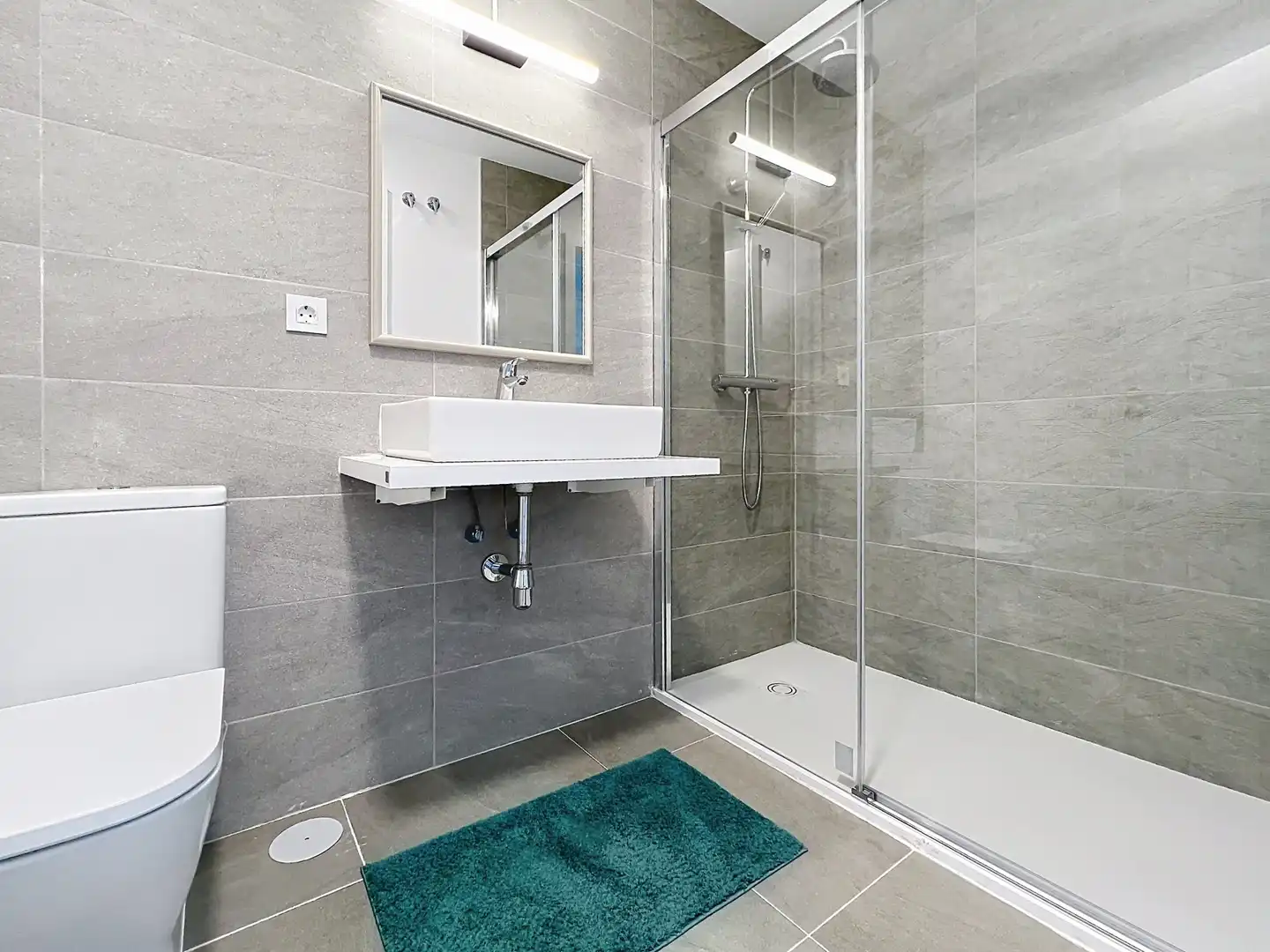Badezimmer von Einfamilien-Reihenhaus zum Verkauf in Manilva mit Klimaanlage, Terrasse und Abstellraum