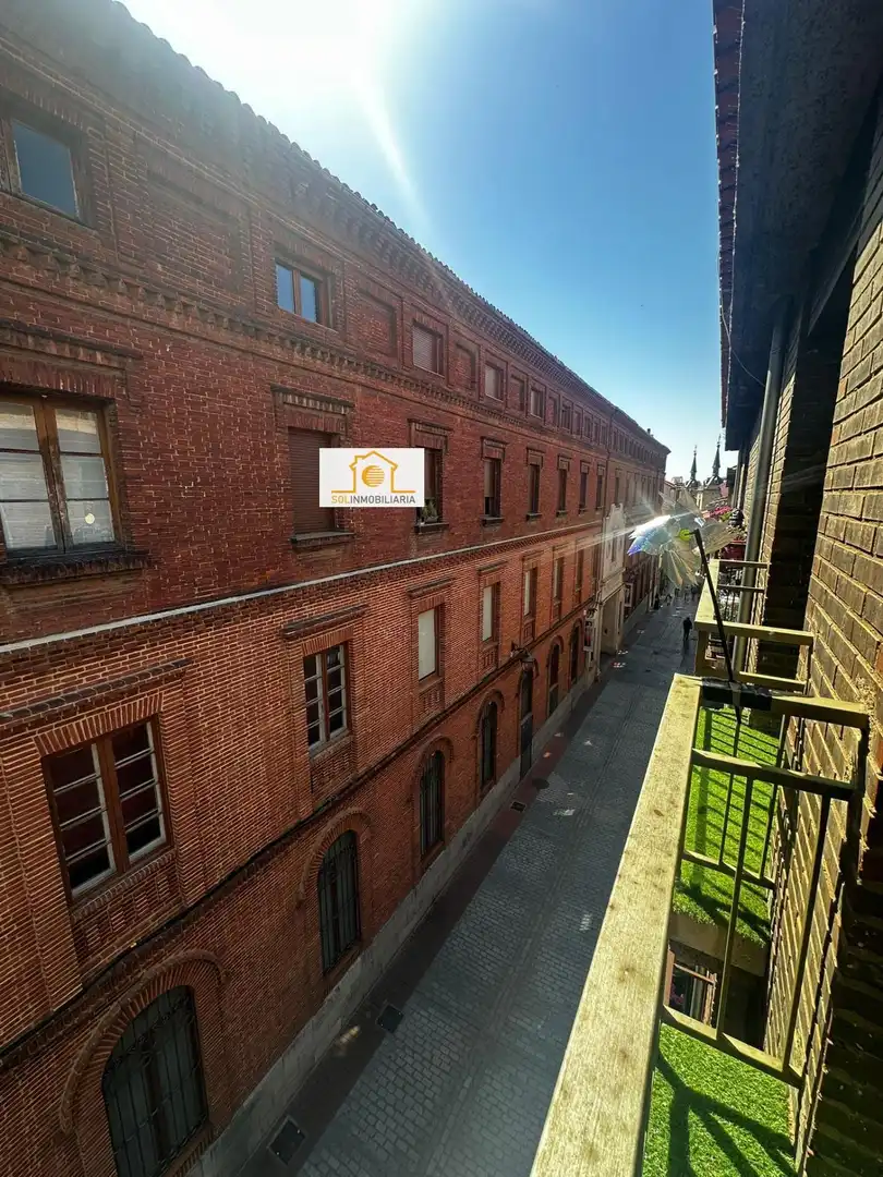 Vista exterior de Pis en venda en León Capital  amb Calefacció, Parquet i TV