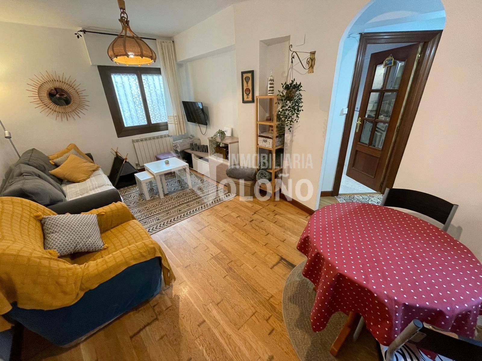 Sala d'estar de Apartament en venda en Haro amb Calefacció, Parquet i Moblat