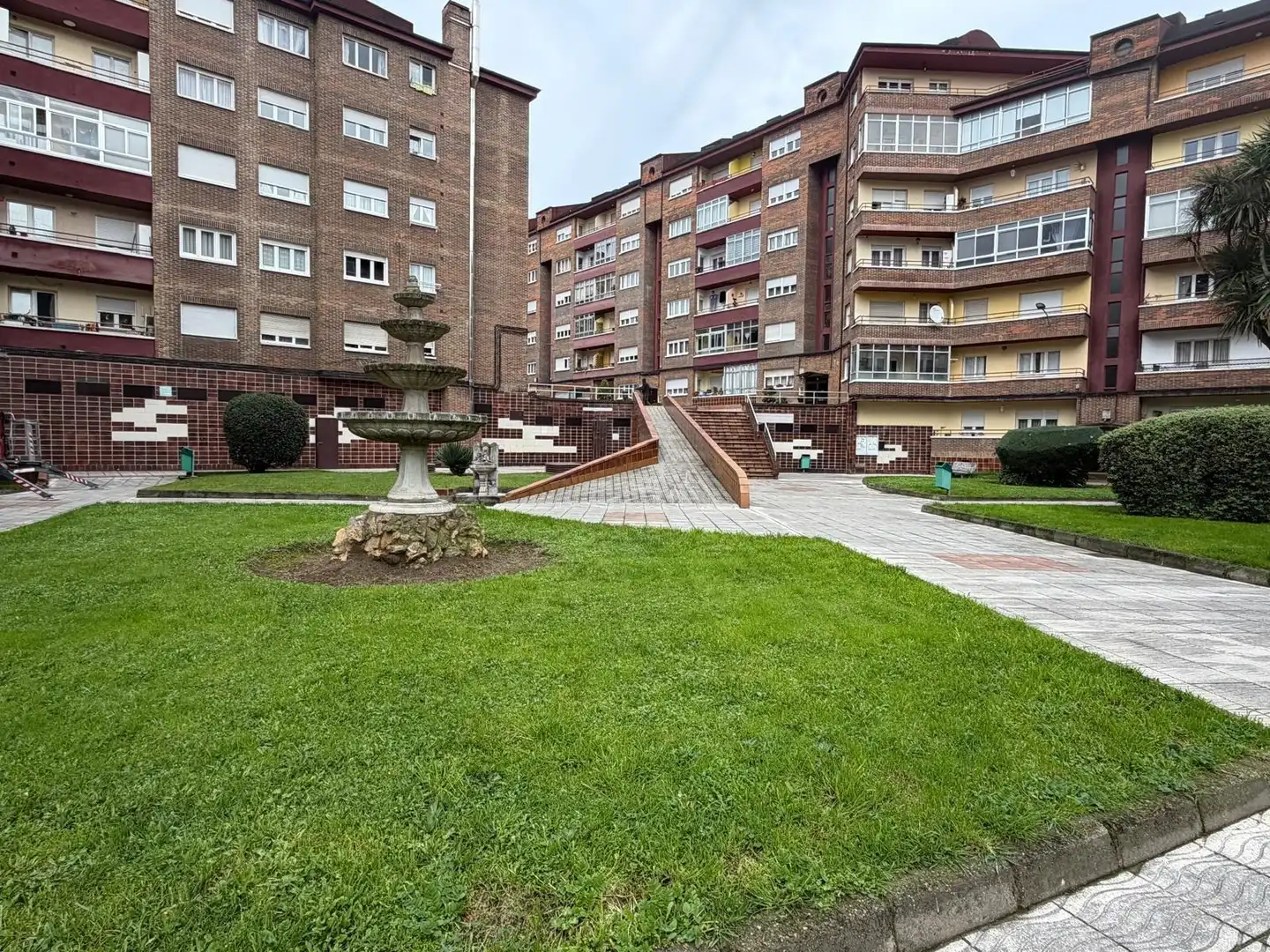 Vista exterior de Pis en venda en Oviedo  amb Jardí privat, Terrassa i Balcó