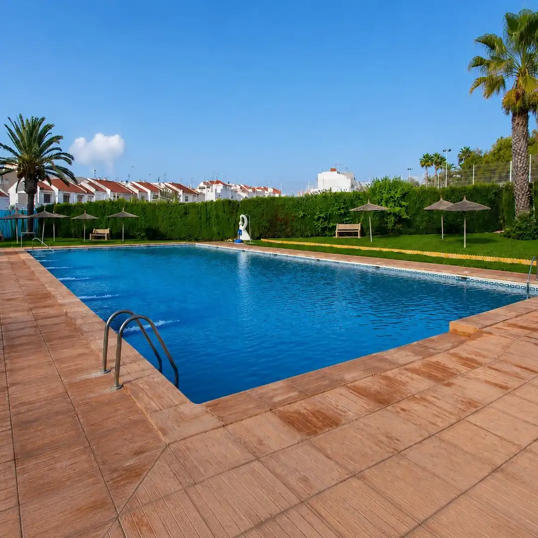 Piscina de Casa adosada en venta en Torrevieja con Aire acondicionado, Jardín privado y Terraza