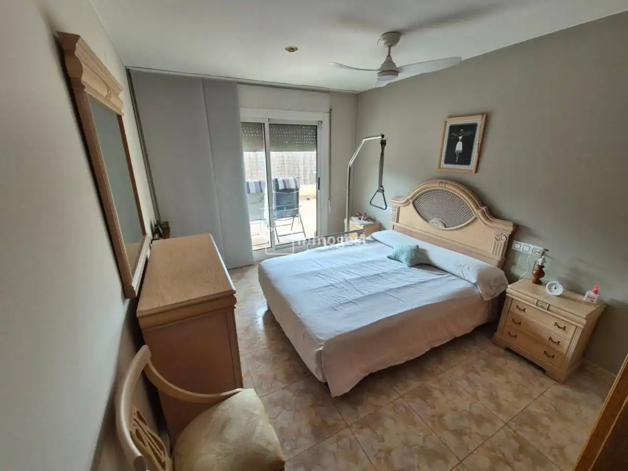 Schlafzimmer von Dachboden zum Verkauf in Salt mit Heizung und Terrasse