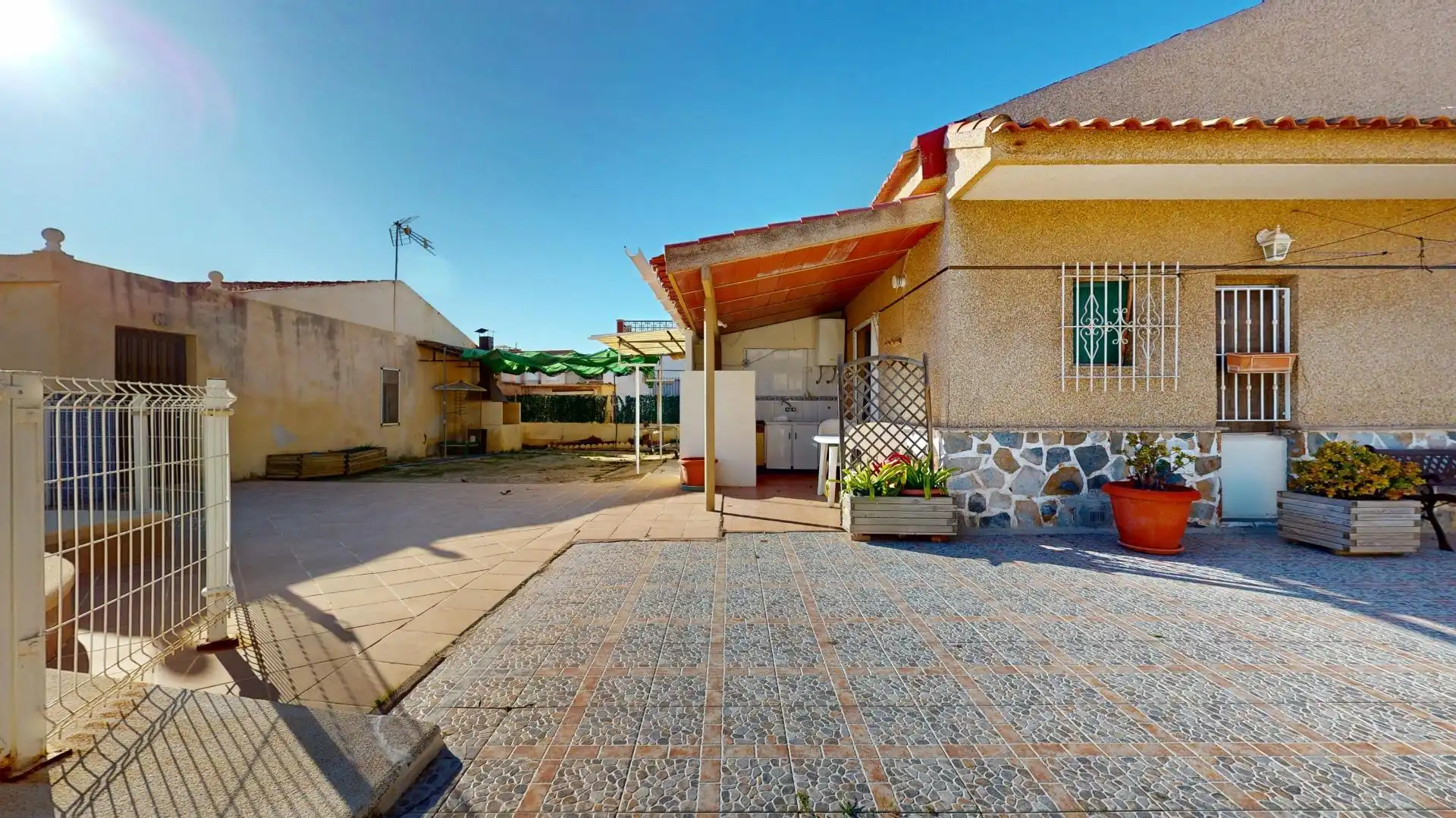 Vista exterior de Casa o xalet en venda en Cartagena amb Jardí privat, Terrassa i Piscina