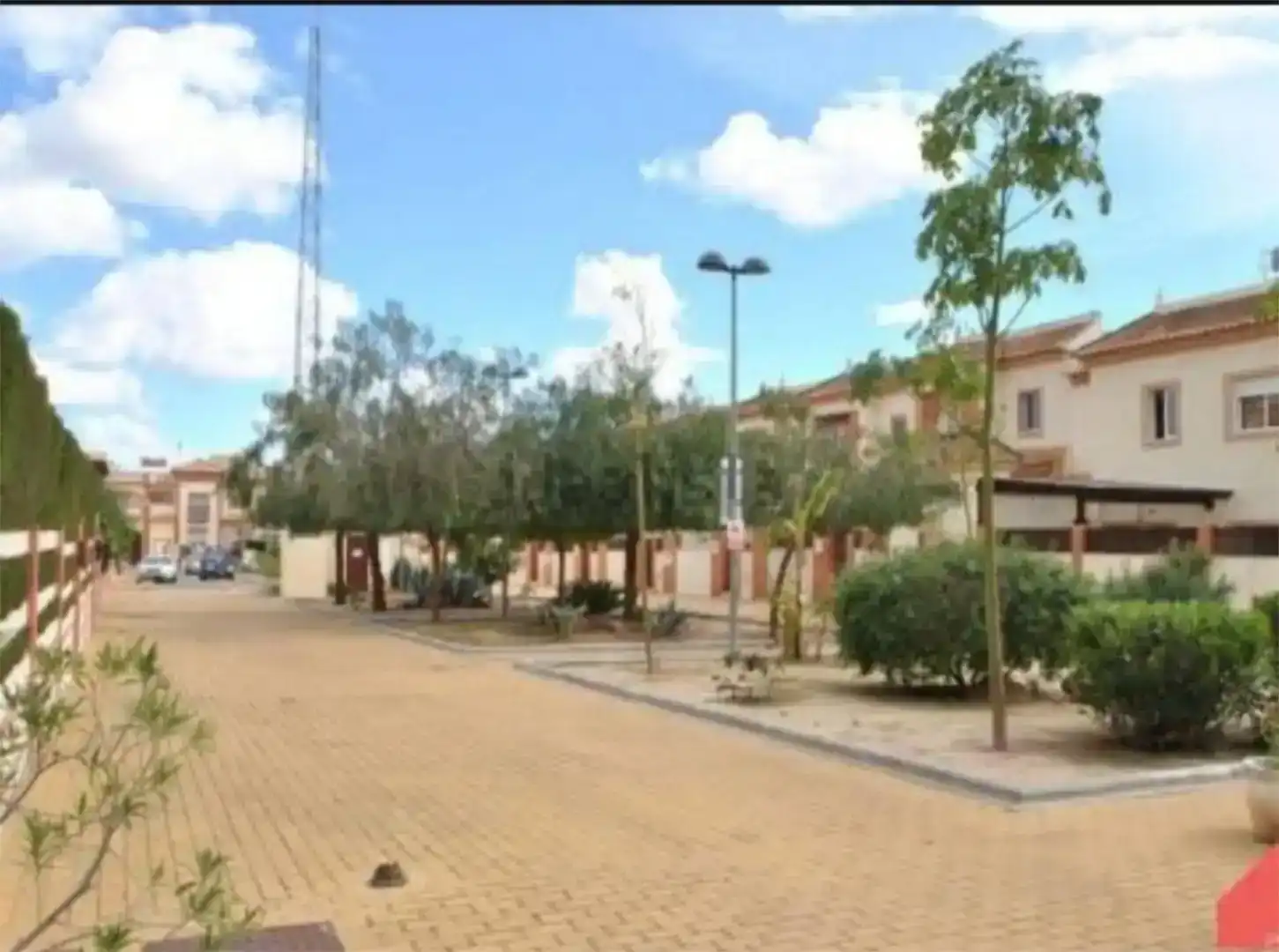 Vista exterior de Casa adosada en venda en Dos Hermanas amb Balcó