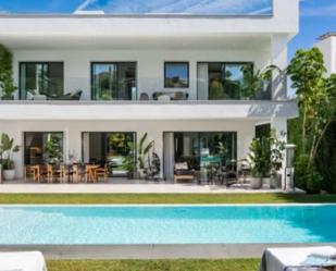 Vista exterior de Casa o xalet en venda en Marbella amb Aire condicionat, Jardí privat i Terrassa