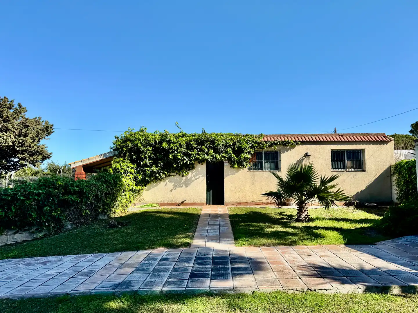 Vista exterior de Casa o chalet en venta en Chiclana de la Frontera con Aire acondicionado, Calefacción y Jardín privado