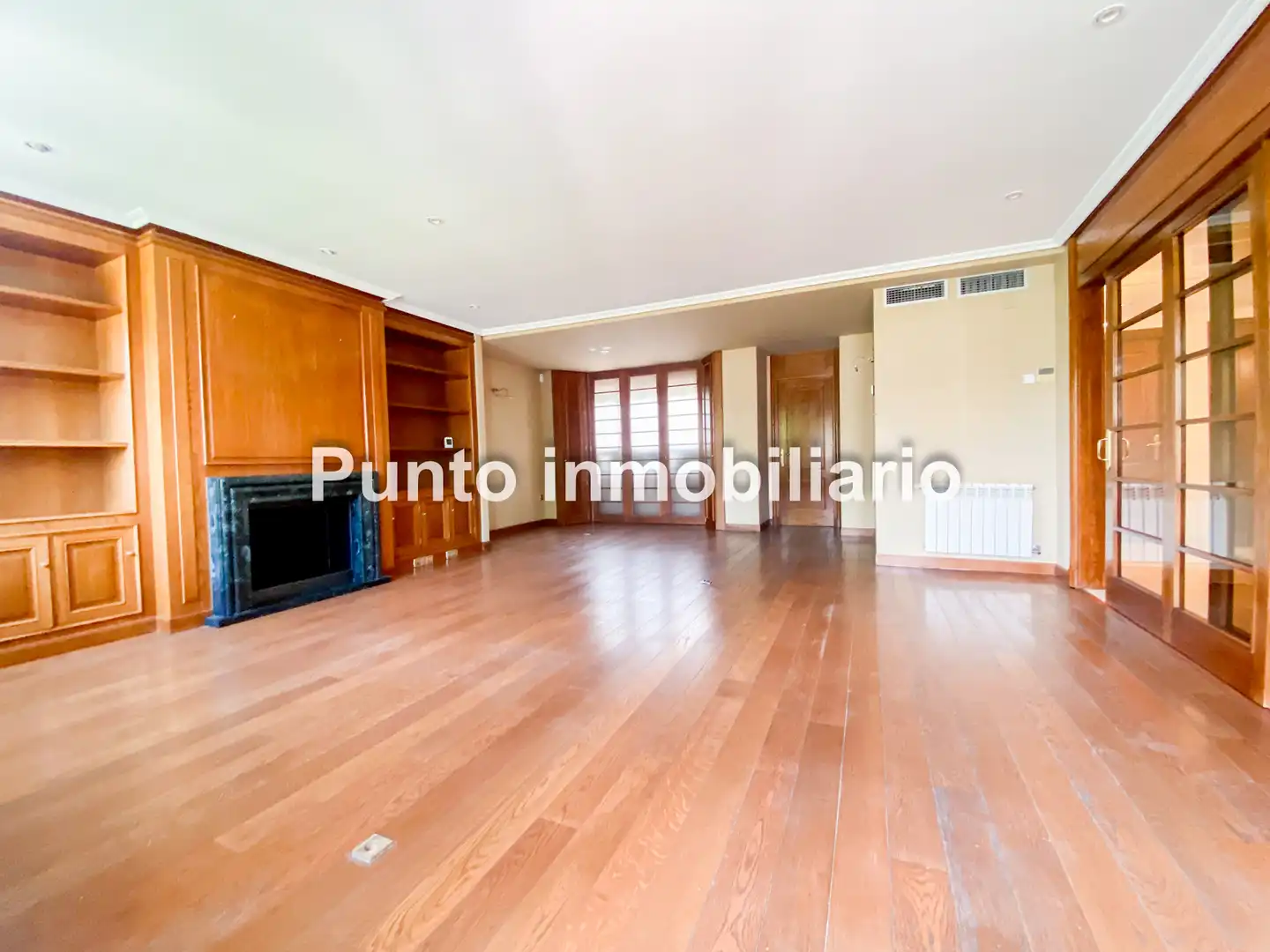 Sala de estar de Casa adosada de alquiler en Valladolid con Aire acondicionado, Calefacción y Jardín privado