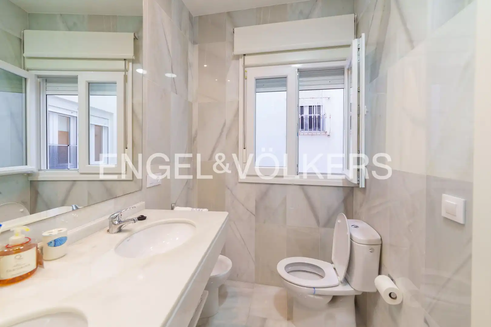Badezimmer von Wohnung zum Verkauf in Cádiz mit Heizung und Balkon