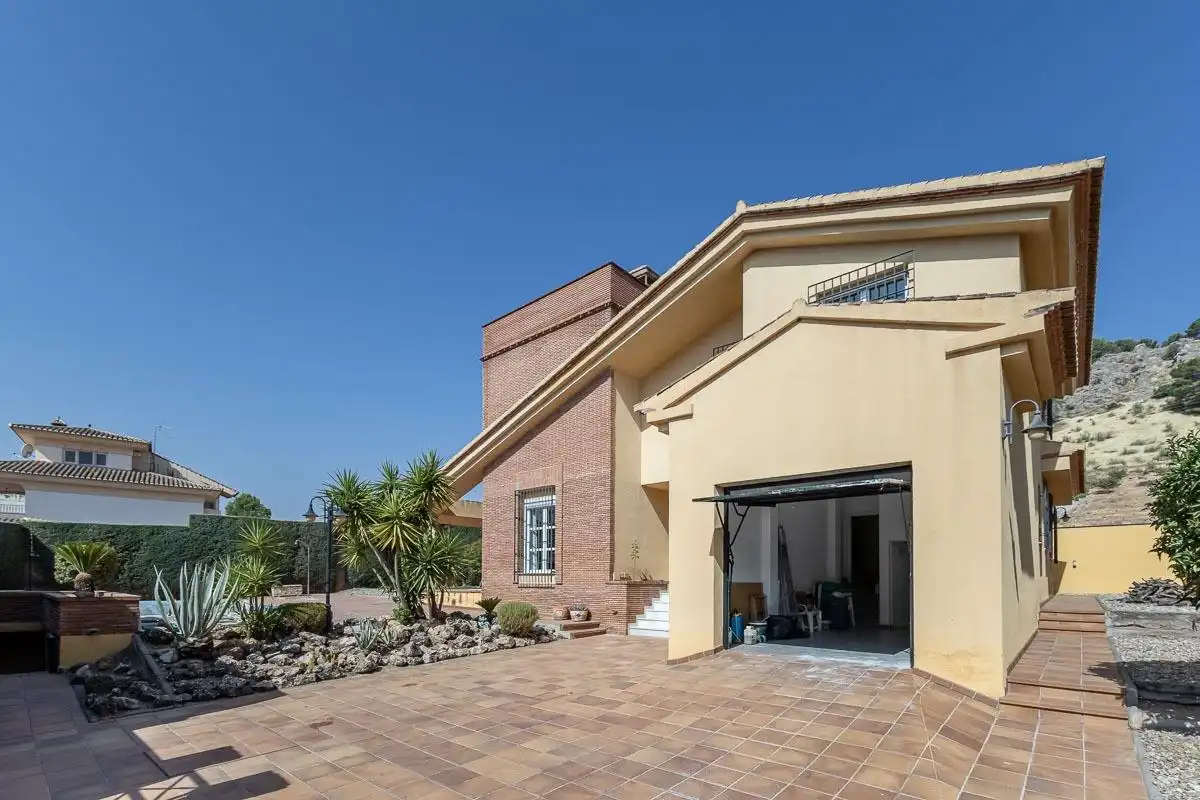 Vista exterior de Casa o xalet en venda en Albolote amb Calefacció, Jardí privat i Terrassa