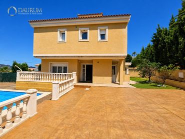 Casa amb piscina en venda a CALLE AMETLLERS