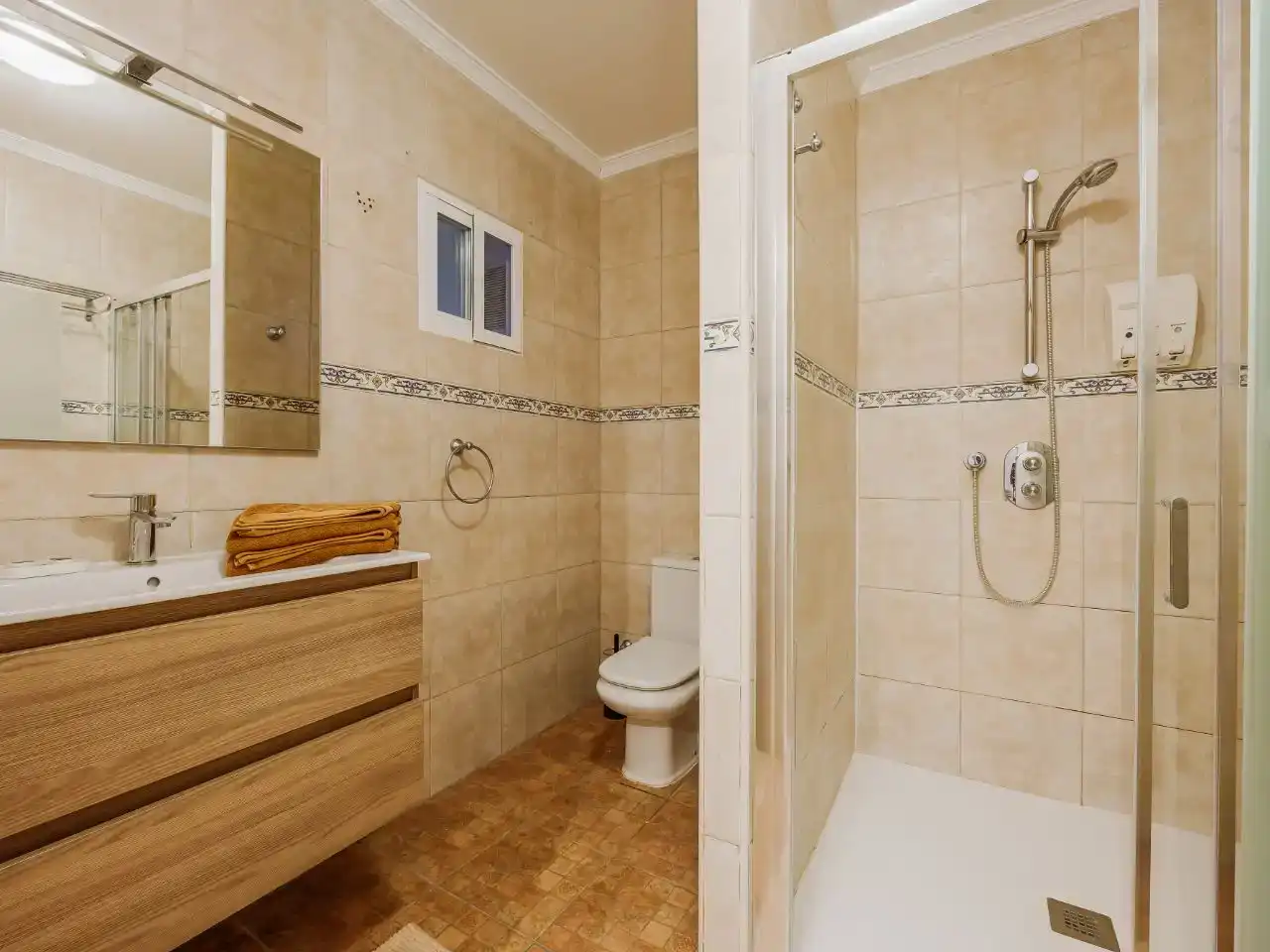 Bathroom of Flat for rent in Dénia  with Air Conditioner, Private garden and Parquet flooring