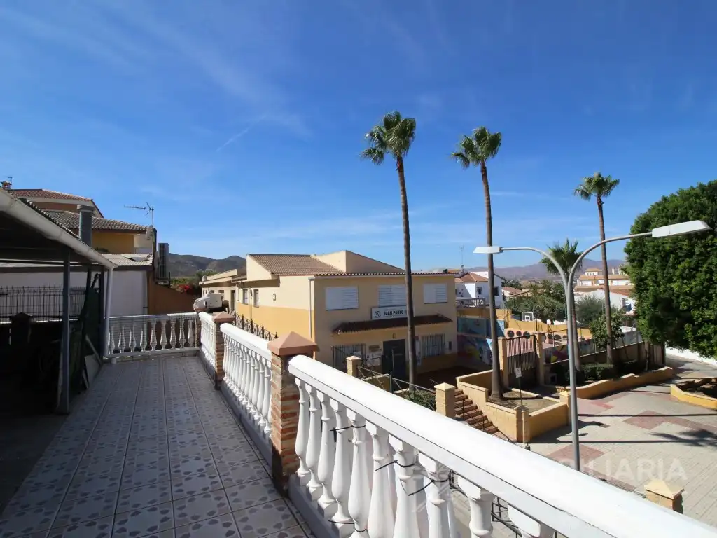 Vista exterior de Casa o xalet en venda en Alhaurín de la Torre amb Aire condicionat, Forn i Rentadora