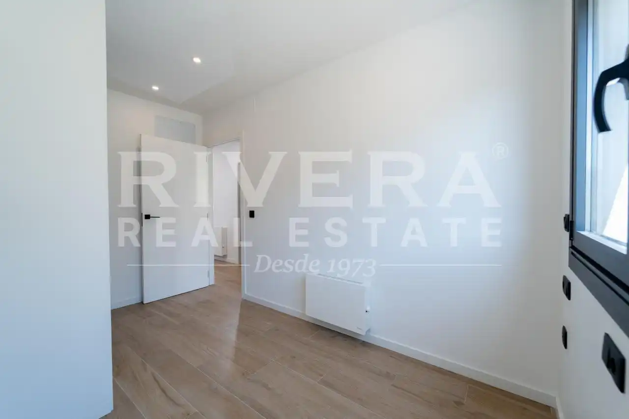 Habitación de Casa adosada en venta en Vigo  con Calefacción y Jardín privado