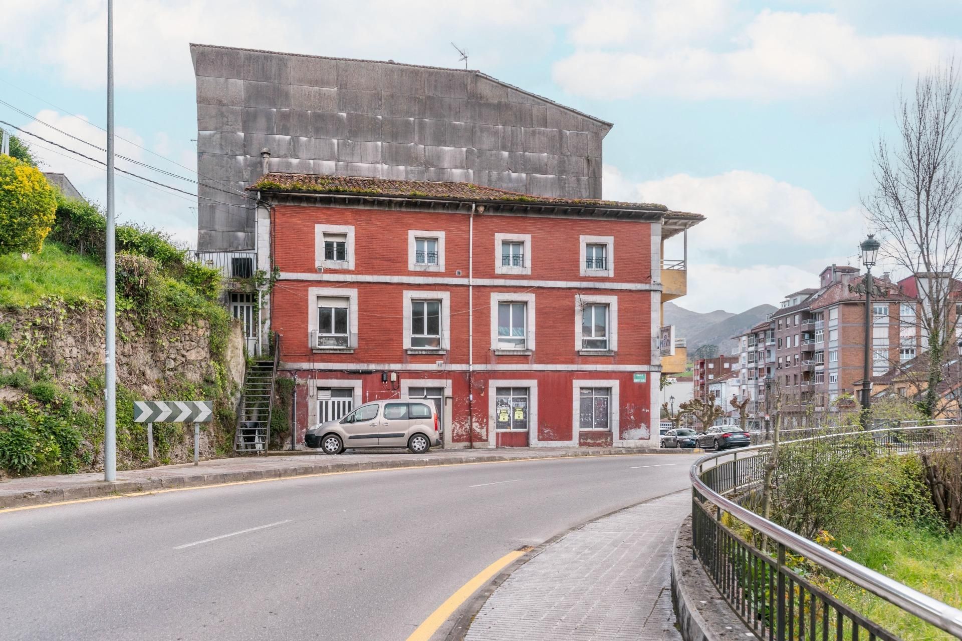 Vista exterior de Edificio en venta en Piloña