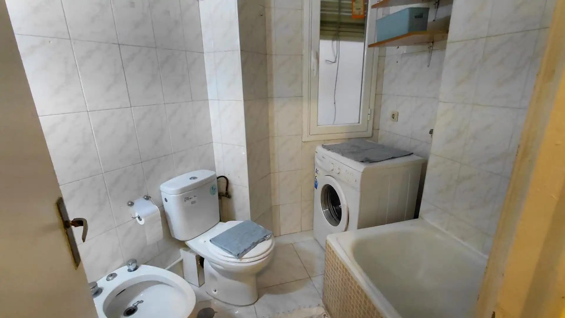 Badezimmer von Büro zum Verkauf in Madrid