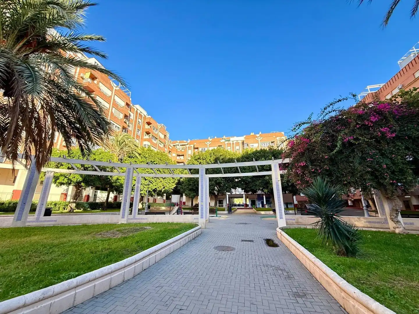 Vista exterior de Pis en venda en Almería amb Balcó