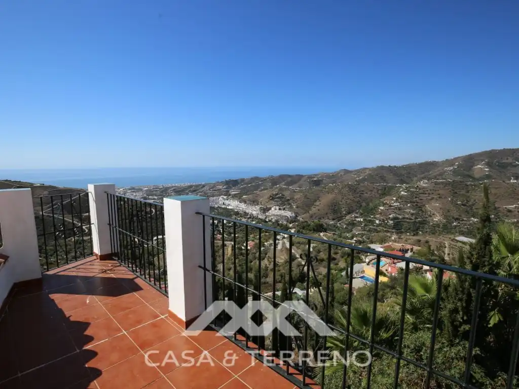 Vista exterior de Casa o xalet en venda en Torrox amb Aire condicionat i Balcó