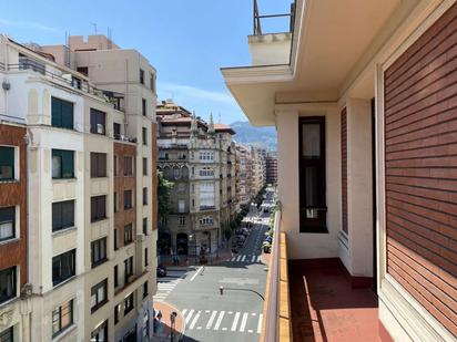 Vista exterior de Pis en venda en Bilbao  amb Balcó