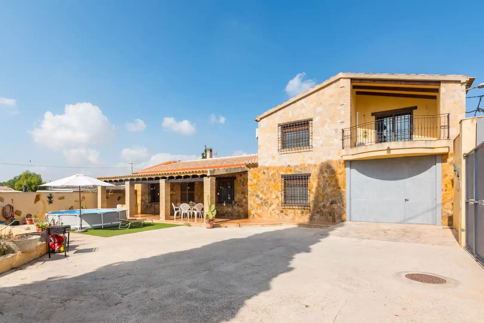 Vista exterior de Casa o xalet en venda en Murcia amb Aire condicionat i Balcó