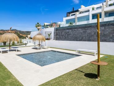 Penthouse with pool for sale in Artola Homes