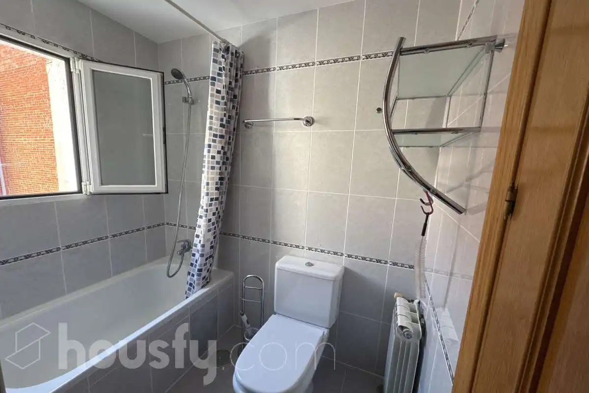Badezimmer von Wohnung zur Miete in Getafe mit Klimaanlage, Heizung und Möbliert