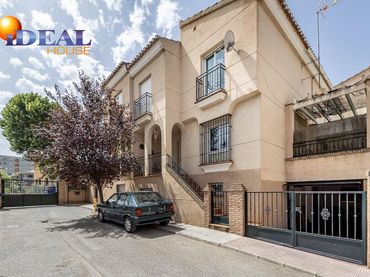 Casa pareada con balcón en venta en Camino CEMENTERIO