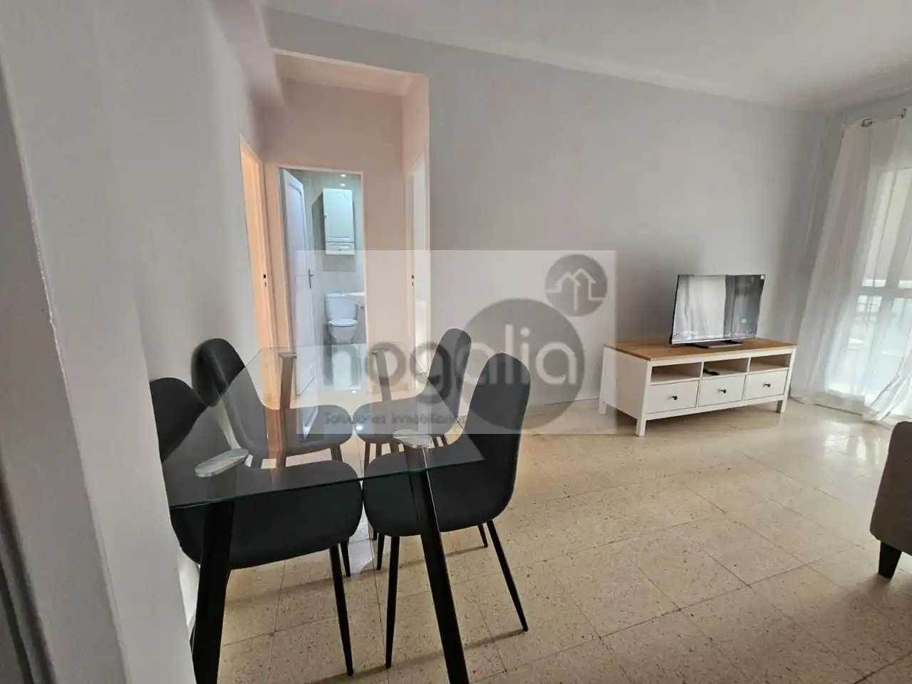 Sala d'estar de Pis de lloguer en Sevilla amb Aire condicionat, Terrassa i Moblat