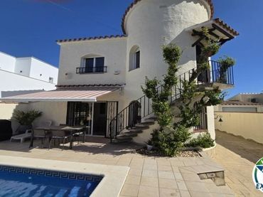 Casa con piscina en venta en Calle PENI