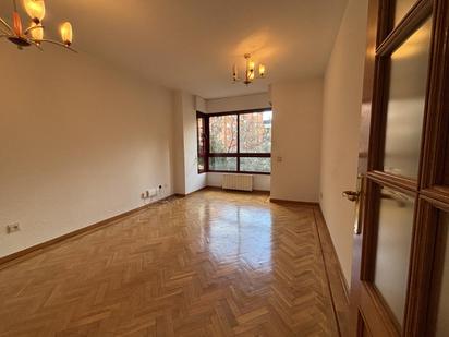 Bedroom of Flat to rent in  Madrid Capital  with Heating, Parquet flooring and Community pool