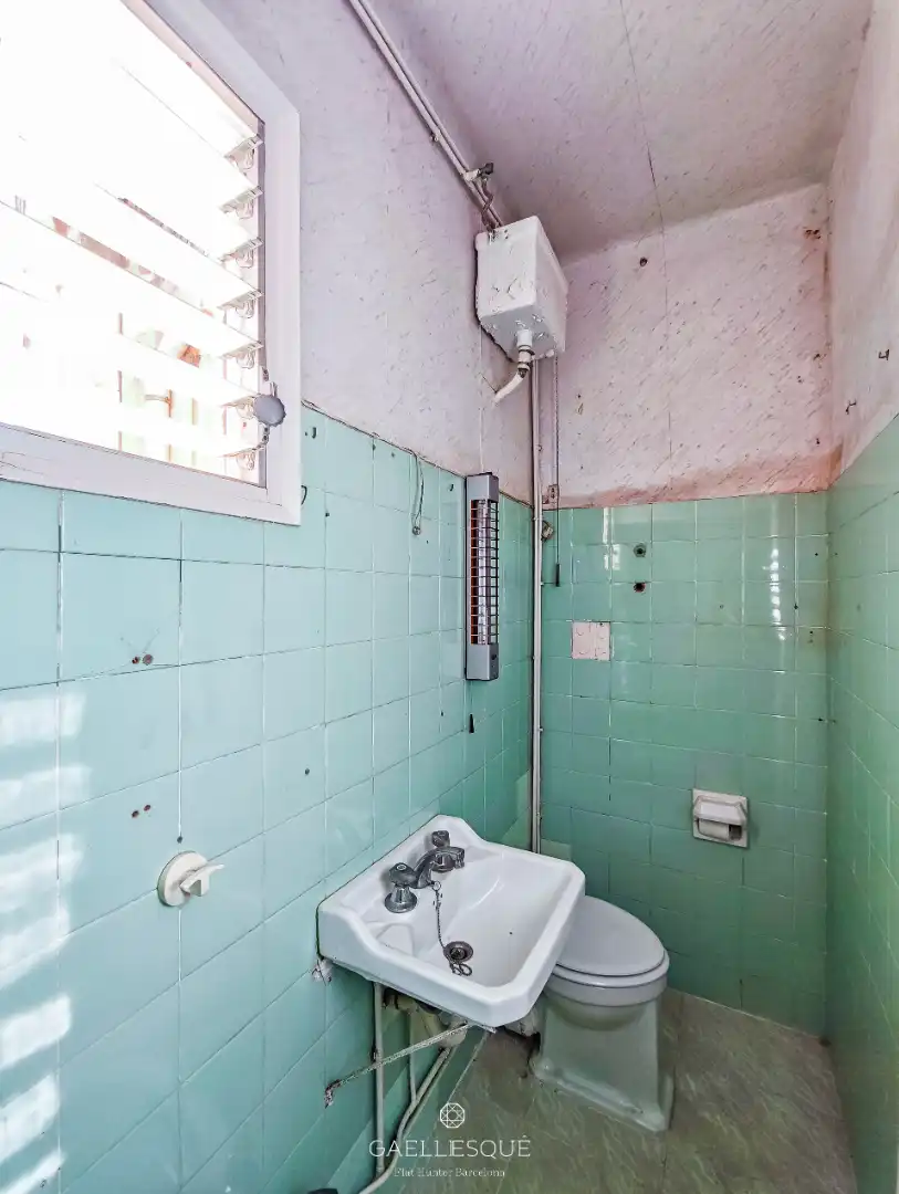 Baño de Ático en venta en Barcelona con Calefacción, Parquet y Terraza