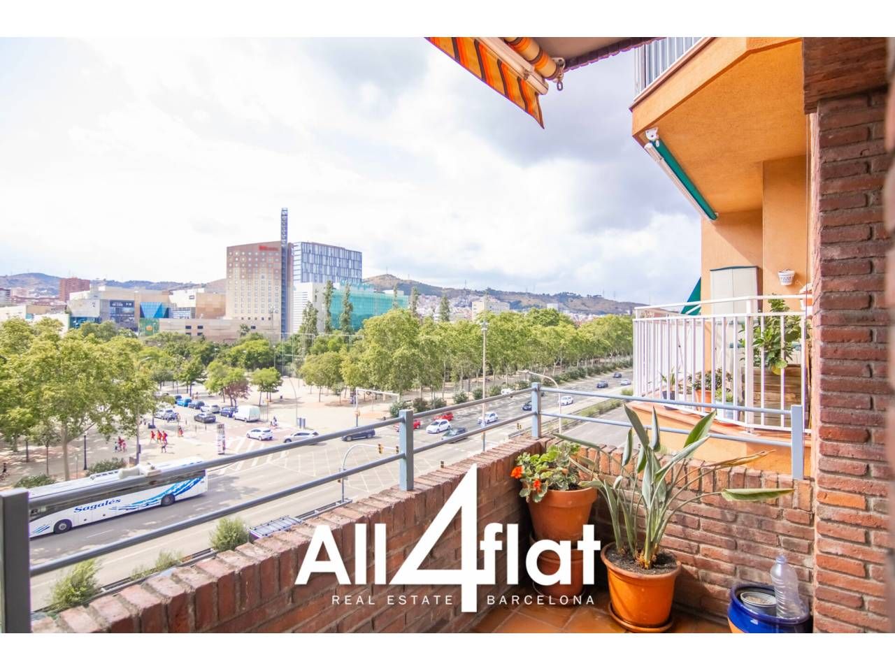 Exterior view of Duplex for sale in  Barcelona Capital  with Air Conditioner, Heating and Balcony
