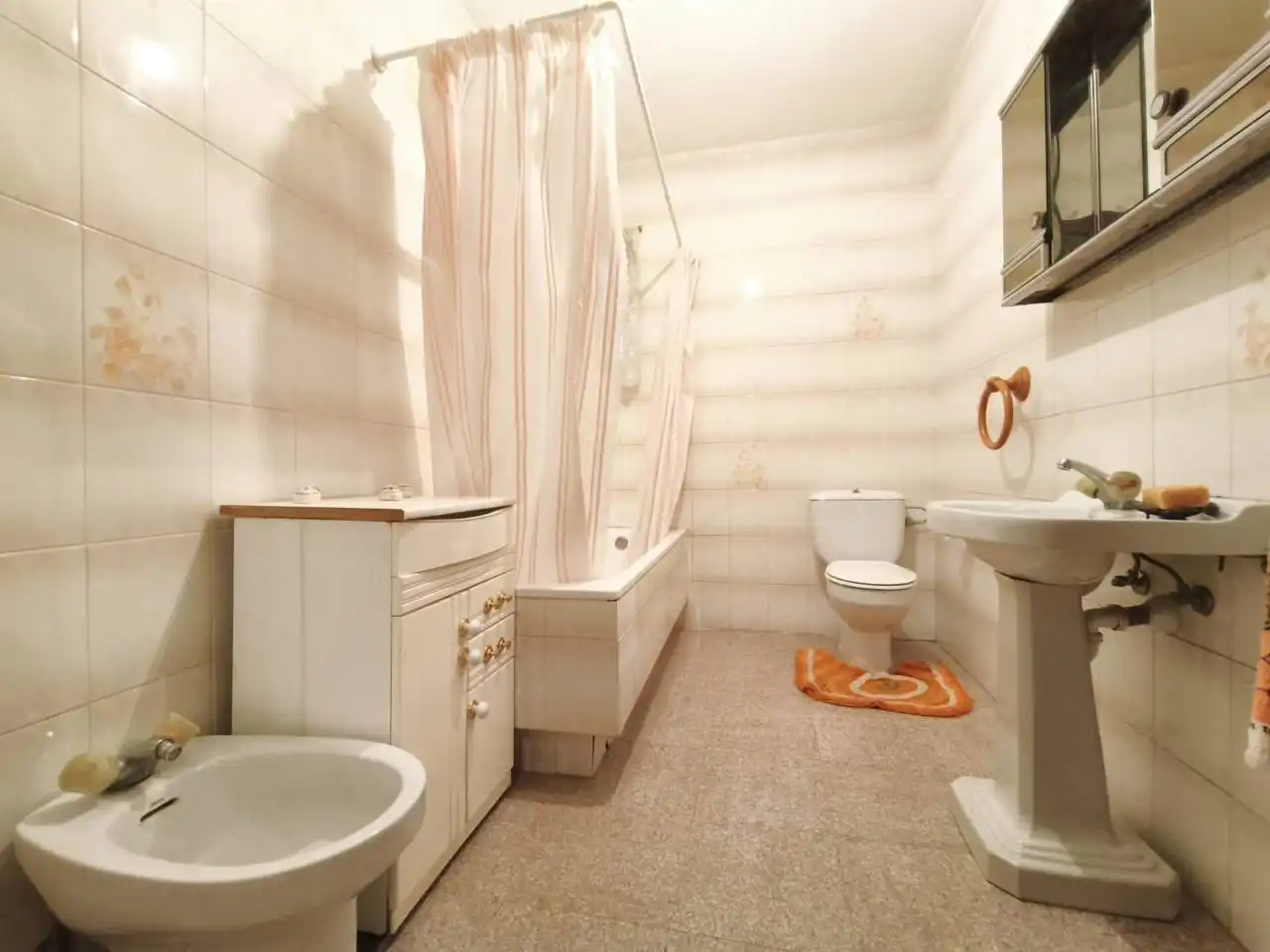 Bathroom of Houses for sale in Pedrosa de Río Úrbel  with Heating and Parquet flooring