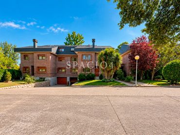 Casa aparellada en venda a Urbanización Este - Montepríncipe