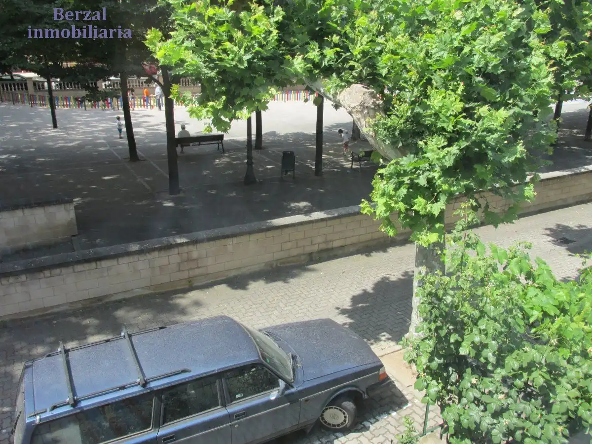 Vista exterior de Casa o xalet en venda en  Logroño amb Calefacció, Jardí privat i Terrassa