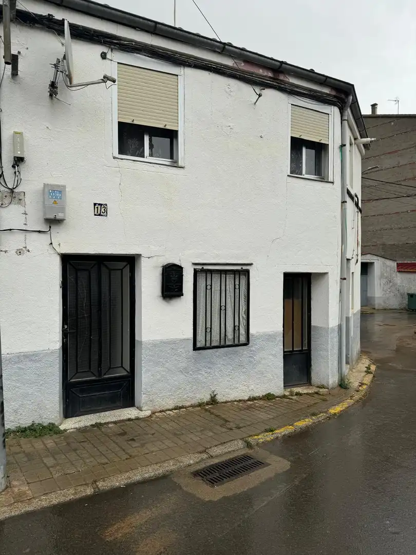 Außenansicht von Gebäude zum Verkauf in Guijuelo