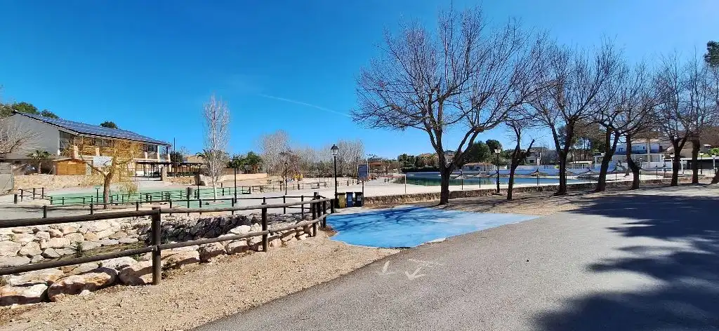 Vista exterior de Casa o xalet en venda en Navarrés amb Jardí privat, Terrassa i Piscina