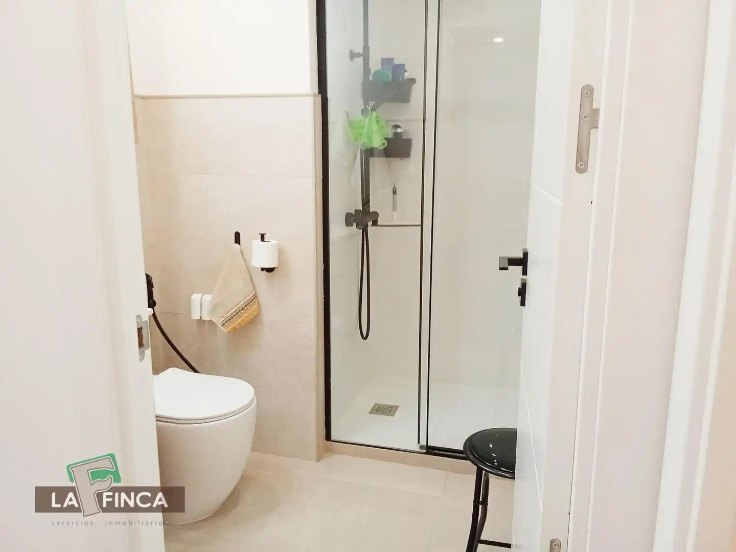 Baño de Piso en venta en Oviedo  con Calefacción y Terraza