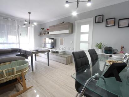 Living room of Flat for sale in  Sevilla Capital  with Air Conditioner, Heating and Terrace
