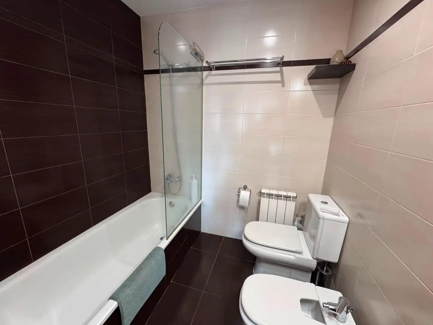 Badezimmer von Wohnung zum Verkauf in Breda mit Klimaanlage, Heizung und Terrasse