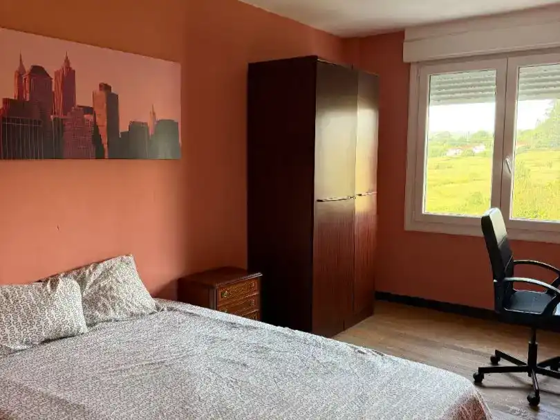 Schlafzimmer von Wohnung zur Miete in Leioa mit Balkon